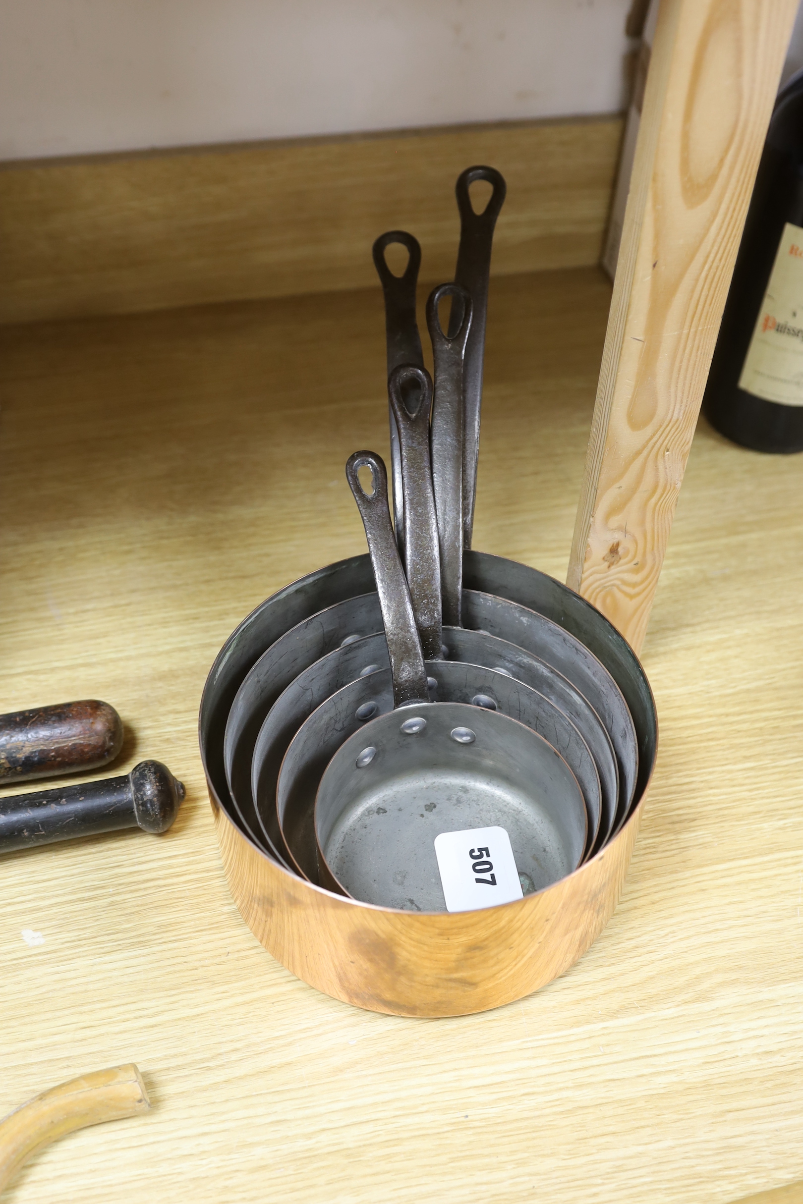 A graduated set of copper saucepans, largest 20.5cm diameter (5)